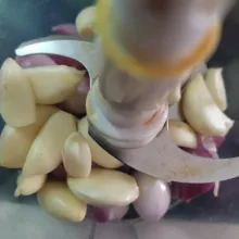 Kupas bawang merah dan bawang putih.