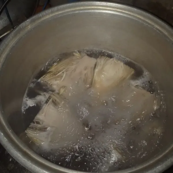 Rebus jantung pisang sampai matang angkat lalu sisihkan