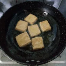 Potong kotak tahu putih, rendam dalam air garam. lalu goreng hingga matang dan kering