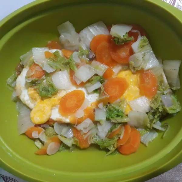 Siram sayur diatas telur ceplok yang sudah dimasak diawal.