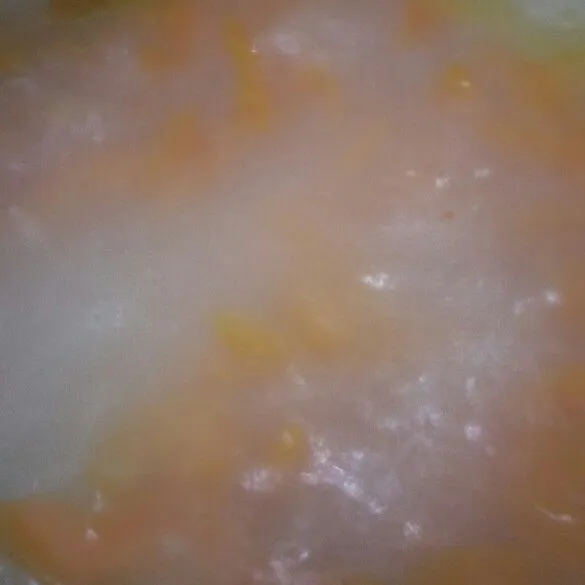 Haluskan bawang putih dan biji merica lalu masukan kedalam air mendidih dan wortel tunggu sampai wortel sedikit matang.