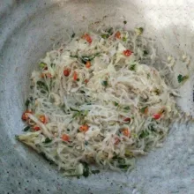 Terakhir masukkan bihun, daun seledri dan cabai rawit. Aduk rata dan koreksi rasanya. matikan kompor. dinginkan dahulu.