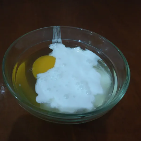 Masukkan telur dan santan ke dalam wadah, aduk hingga rata.