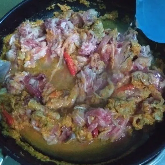 Masukkan daging sapi, kemudian disusul dengan memasukkan air.