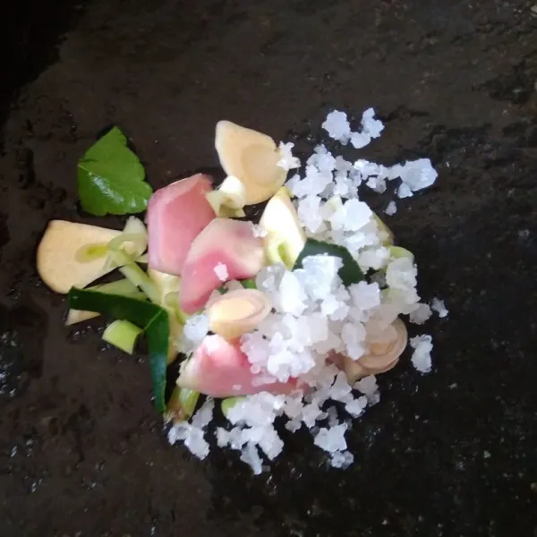 Giling 1 siung bawang putih, serai, lengkuas, daun jeruk, dan garam kasar