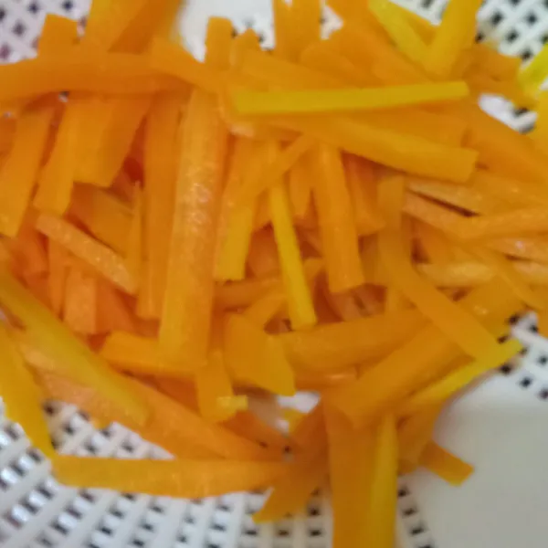 Potong wortel seperti korek