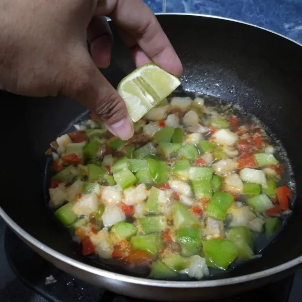 Beri garam, kaldu jamur dan perasan jeruk nipis. Tes rasa, sesuai selera