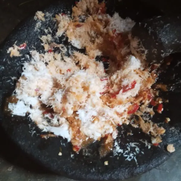 Masukkan kelapa parut, lalu uleg sampai tercampur rata