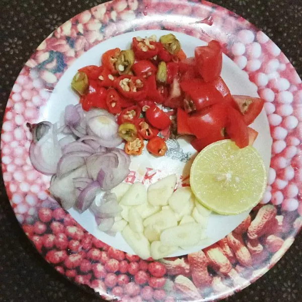 Rajang bawang putih, bawang merah, cabe, dan tomat.