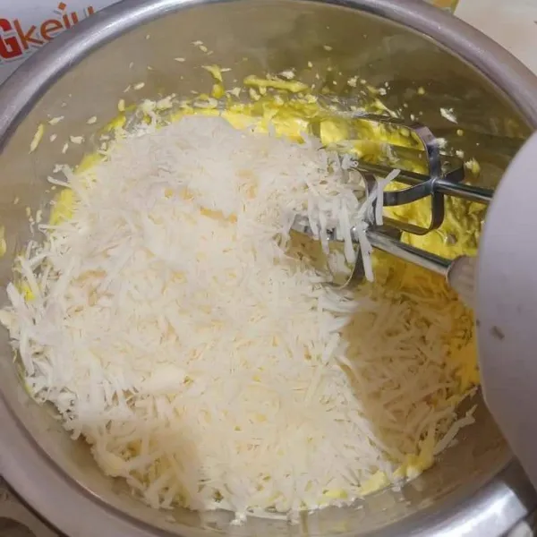 Lalu masukan telur, keju dan bubuk agar-agar, mixer sampai benar-benar tercampur rata.