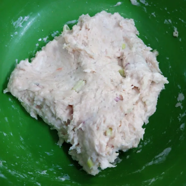 Ulek bumbu sampai halus. Kemudian campur bersama daging giling, tepung tapioka, tepung beras, daun bawang dan putih telur. Aduk sampai tercampur rata