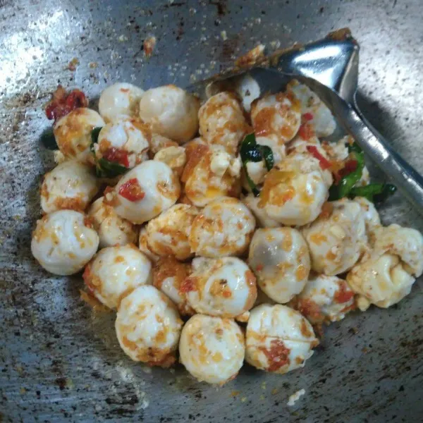 Masukkan telur puyuh, aduk rata