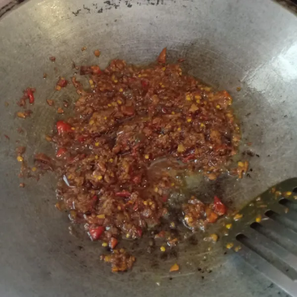 Tumis bumbu hingga benar-benar tanak, jika kurang tanak makan akan terasa pengah atau terasa bumbu mentah
