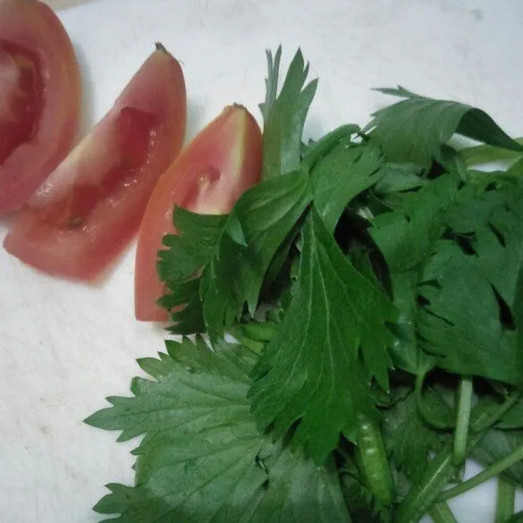 Potong tomat dan bawang seledri.