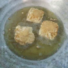 Goreng tahu dalam minyak panas. Goreng hingga kedua sisi matang dan kecokelatan. Tiriskan dari minyaknya. Siap sajikan