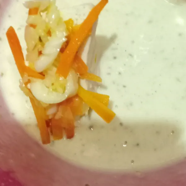 Larutkan tepung, air, kaldu bubuk, garam, merica, ketumbar bubuk, aduk rata