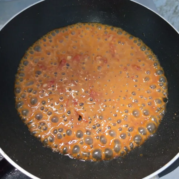Tumis bumbu sampai harum. Tambahkan air. Aduk rata. Masak sampai mendidih. Siram pada pentol. Sajikan