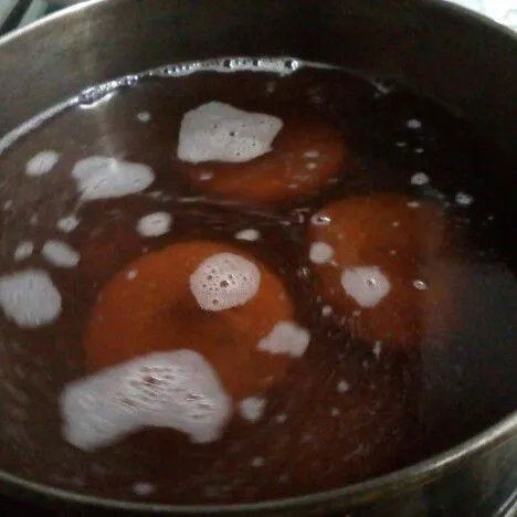 Rebus gula merah bersama air kelapa & pandan, saring lalu campur dengan kental manis, tunggu hangat.