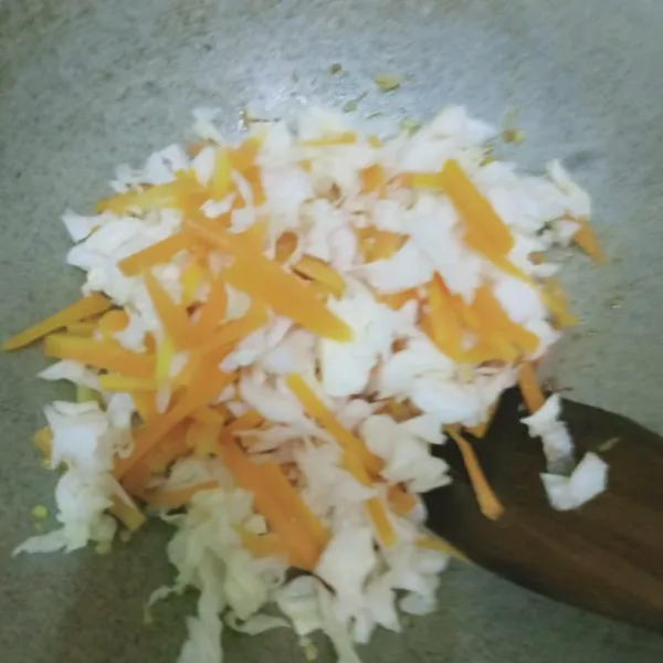 Masukkan kol dan wortel, aduk rata masak hingga layu