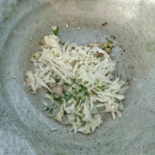 Setelah itu masukkan kol, bumbui garam, lada dan kaldu bubuk. masak hingga kol layu.