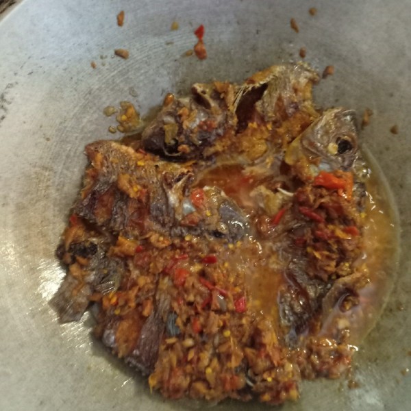 Masak dengan api sedang cenderung kecil hingga air saat/menyerap ke dalam ikan