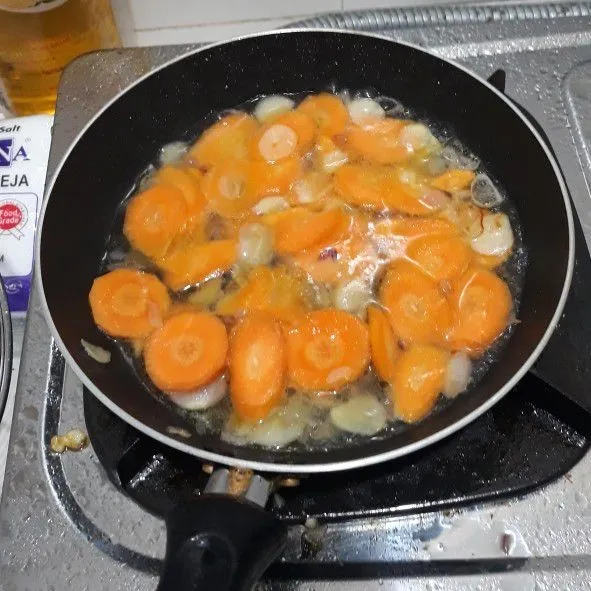 Masukan wortel dan air, masak hingga air mendidih.
