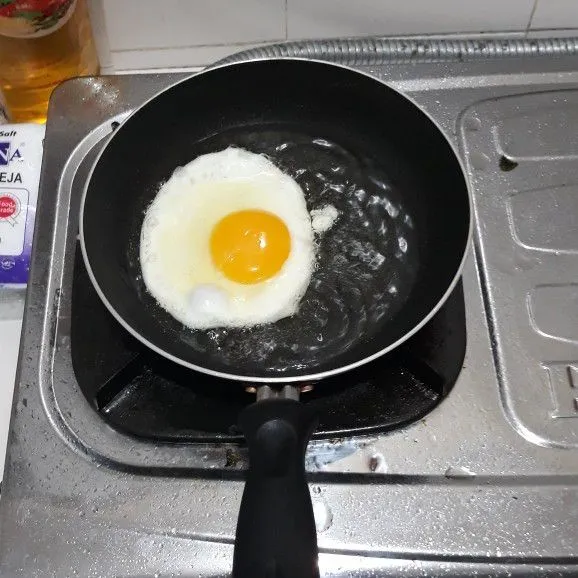 Goreng telur dengan cara diceplok, lalu sisihkan.