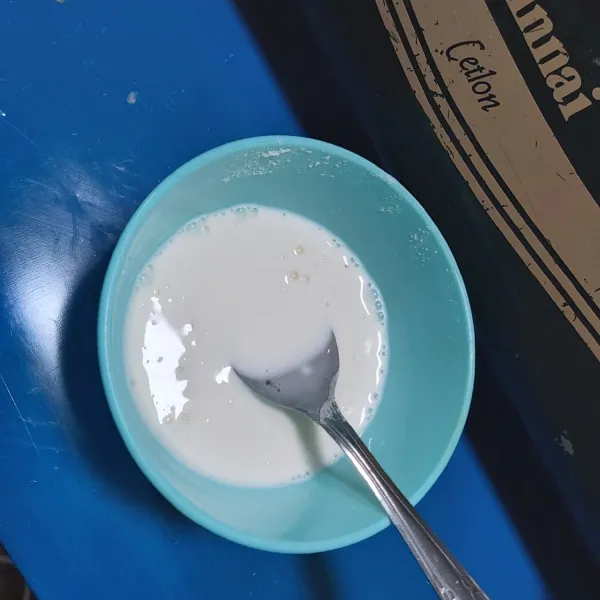 Larutkan tepung maizena dengan 50ml susu fullcream