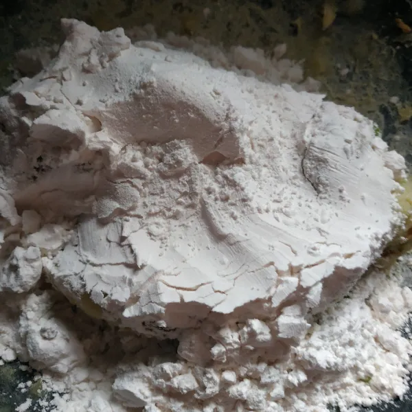Tambahkan tepung tapioka, uleni hingga kalis, bisa dibentuk