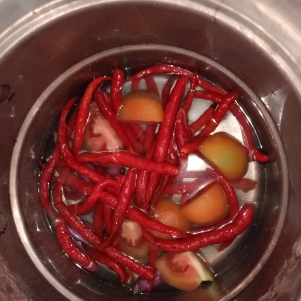 rebus cabe merah, bawang merah, dan tomat hingga layu. kemudian blender kasar.