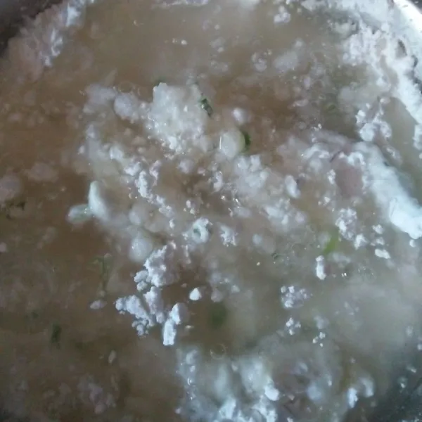 Didihkan air, tuang diatas campuran tepung hingga merata menutupi semua permukaan tepung. Diamkan sekitar 5-10 menit hingga sedikit dingin.