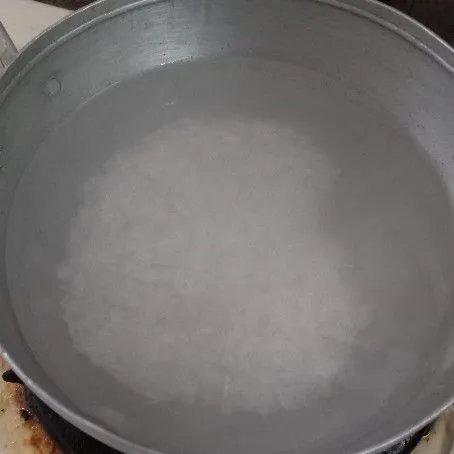 Cuci bersih beras, masak dengan air setinggi 2,5 ruas jari telunjuk kurang lebih 300 ml. Aron hingga setengah matang