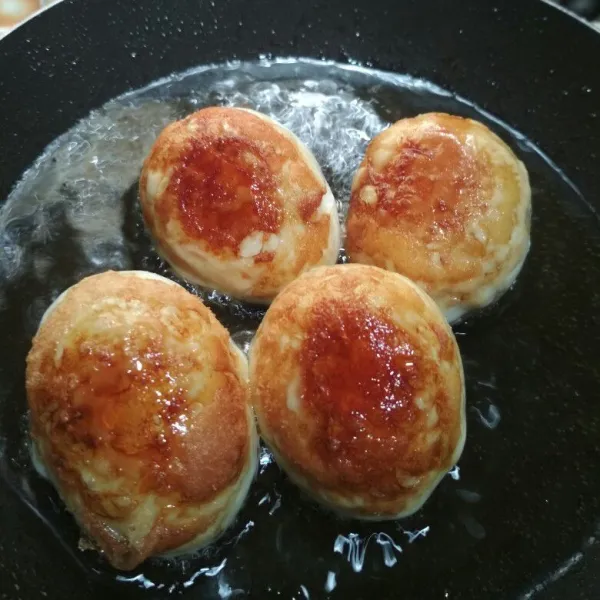 Kupas telur dan goreng hingga berkulit
