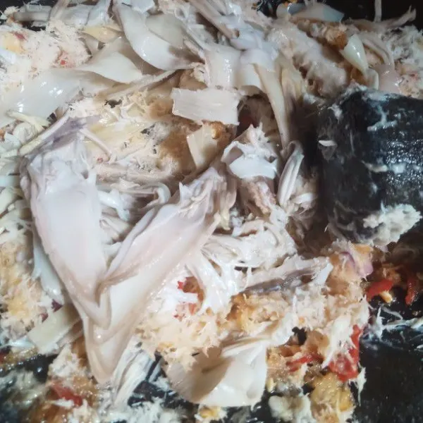 Setelah kelapa parut tercampur dengan bumbu, masukan jantung pisang uleg lagi sampai tercampur rata