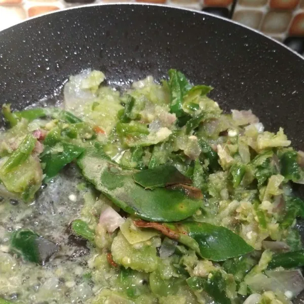 Tumis bumbu tambahkan daun jeruk, tumis hingga harum dan layu tambahkan gula pasir, garam dan air jeruk nipis aduk rata, koreksi rasa