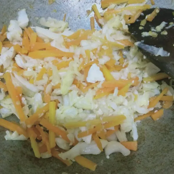 Tambahkan kaldu bubuk, aduk rata, cicipi angkat dan biarkan dingin.