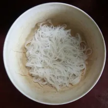 Membuat isian, rendam bihun dalam air hangat hingga mengembang & setengah matang. lalu tiriskan dari airnya.