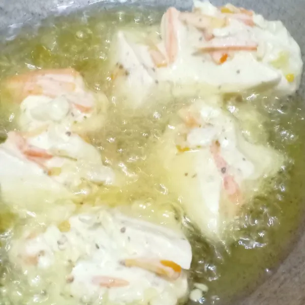 Masukkan tahu isi dalam adonan, goreng hingga matang, angkat lalu sajikan hangat.