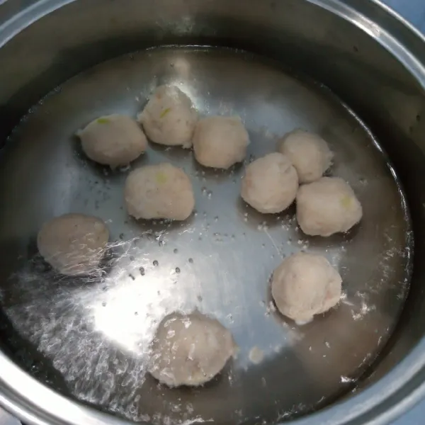 Bentuk bulat. Kemudian rebus sampai matang dan mengambang. Angkat dan tiriskan