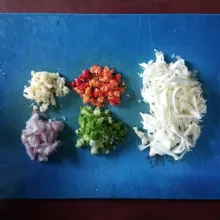 Rajang halus  kol, bawang merah, bawang putih, daun bawang, cabai rawit, dan daun seledri