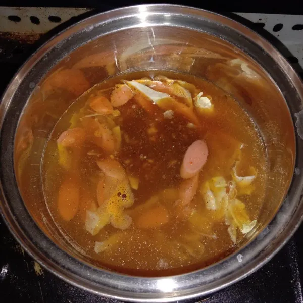 Kemudian tambahkan kuah kaldu ayam, aduk hingga rata.