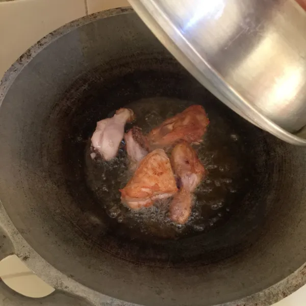 setelah bumbu meresap, goreng ayam separo matang. agar ayam tidak hancur saat proses membuat rendang