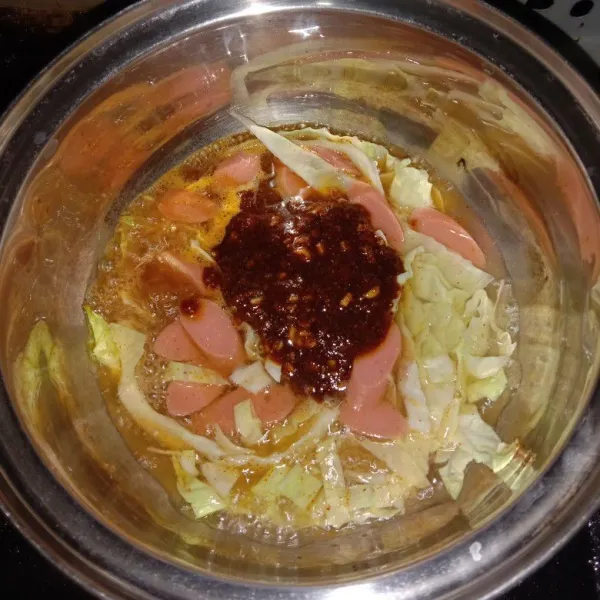 Masukkan bahan bumbu di bagian tengah panci.