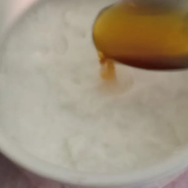 Tuang bubur sumsum dalam mangkuk secukupnya, tuang gula merah cair di atasnya, sajikan.