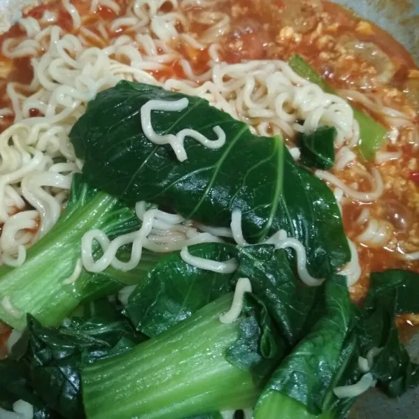 Masukkan mie dan pokcoy aduk rata