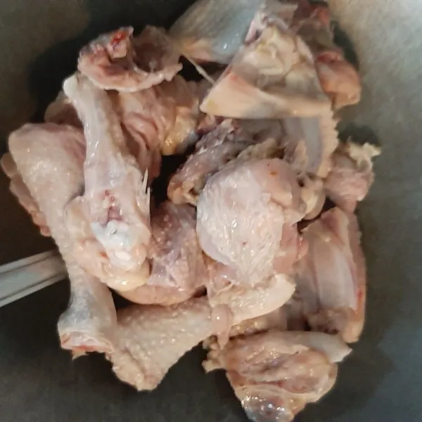 Potong-potong agak kecil ayam pejantan, lalu di ungkep, biarkan air dalam daging ayam keluar sendiri, kalau sudah kering, angkat lalu sisihkan.