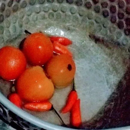 Siapkan tomat dan cabe rawit, cuci bersih