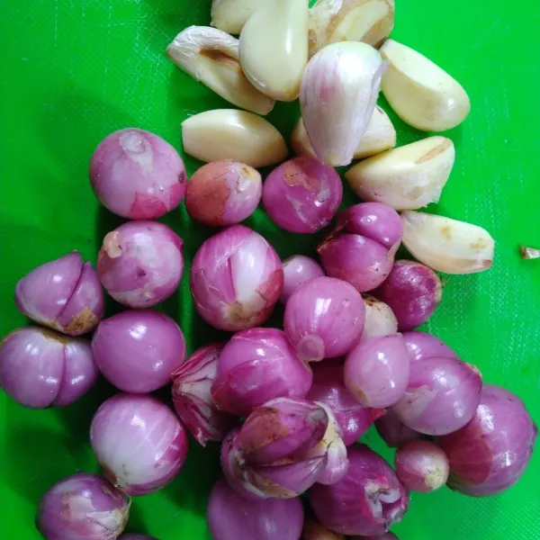 Ulek bumbu, bawang, kemiri sampai halus lalu tumis, masukkan ke rebusan daging tambahkan lobak yang sudah di potong