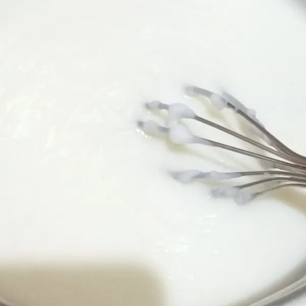 Aduk terus sampai mengental dan meletup-letup, sisihkan.