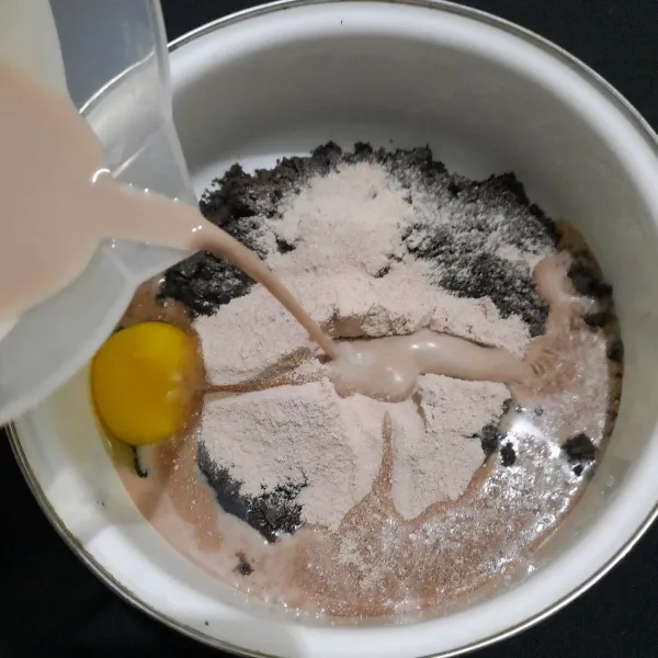 Campurkan oreo yang telah dihaluskan dengan baking powder, telur, whey protein dan susu low fat hingga rata kemudian diamkan 10 menit.